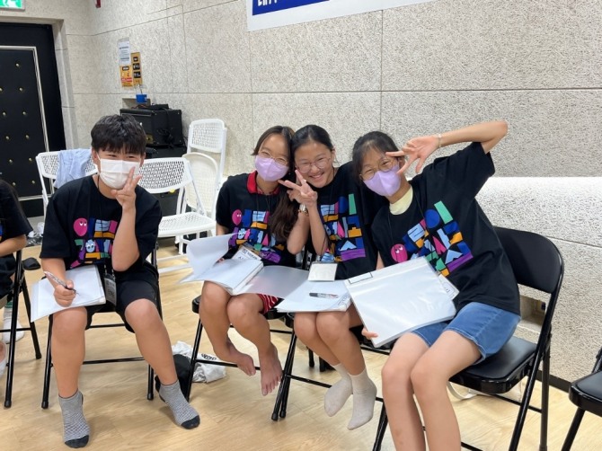 지난 5일 서울생활문화센터 서교에서 개최된 풀무원재단 '어린이 과학적 사고 실험실' 오리엔테이션에 참가한 학생들이 기념촬영을 하고 있다.  /사진=풀무원재단