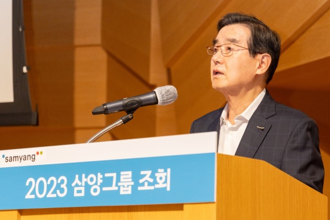 김윤 회장이 23일 판교 삼양디스커버리센터에서 조회를 개최해 상반기 경영 성과와 하반기 방향에 대해 직원들에게 설명하고 있다. 사진=삼양홀딩스
