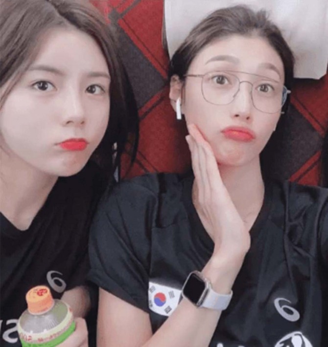 최근 김연경 저격 글을 올린 이다영이 23일 개인 인스타그램에 ‘직장내 성희롱 예방 대응 매뉴얼’과 의미심장한 글을 게재했다. 앞서 이다영은 과거 김연경과 나눈 것으로 추정되는 카톡 내용을 지난 18일 공개한 데 이어 19일에는 “(나를) 술집 여자 취급했다” 등 일방적 주장을 이어갔다. 사진은 이다영 김연경이 과거 사이 좋을 때 찍은 모습. 사진=김연경 인스타그램