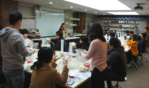 국순당 차례주 빚기 교실에서 참가자들이 실습을 진행하고 있다. 사진=국순당