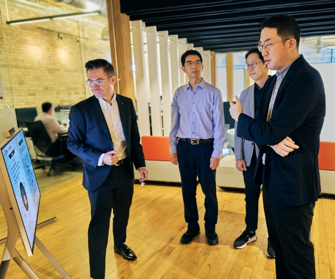 구광모 ㈜LG 대표가 22일(현지시각) 캐나다 토론토 LG전자 AI랩을 찾아 AI 전략을 논의하고 있다. (오른쪽부터) 구 대표, 배경훈 LG AI연구원장. 이홍락 LG AI연구원 CSAI, 케빈 페레이라 LG전자 토론토 AI랩장, 사진=㈜LG