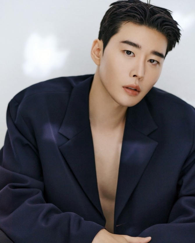 두 방송사 드라마를 오가는 배우 김권의 활약이 눈부시다. 김권은 SBS '국민사형투표'에서는 긴장감을 높이는 신스틸러로, JTBC '이 연애는 불가항력'에서는 사고뭉치 재벌 3세로 나와 믿보배(믿고 보는 배우 뜻) 연기를 펼쳤다. 사진은 김권. 사진=에이그라운드 제공