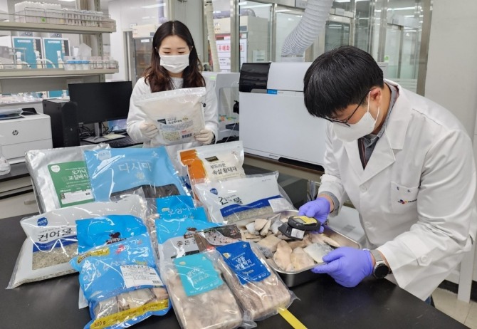 일본 후쿠시마 원전 오염수 방류가 본격화되면서 식품업체들도 원료 수급 및 제품 제조 과정에서 방사능 검사를 강화하고 있다. 사진은 CJ프레시웨이 식품안전연구실에서 방사능 검사를 실시하는 모습. 사진=CJ프레시웨이