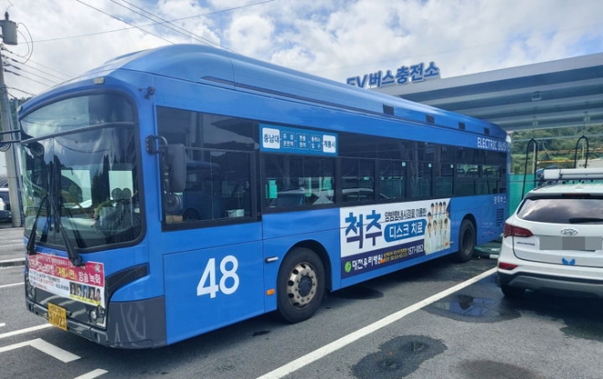 중국산 전기버스가 국내 시장에 빠르게 침투하고 있다. 성능도 나무랄 데 없는 데다 정부가 국산 버스와 비슷한 보조금을 주면서 중국산 버스에 날개를 달아줬기 때문이다.친환경 전기 저상버스. 사진=뉴시스