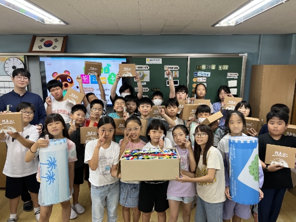 남양유업 친환경 교육에 참여한 서울 종암초등학교 4학년 1반 학생들이 기념 사진을 촬영했다. 사진=남양유업