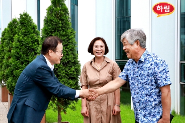 정호석 하림 대표(왼쪽)와 공구상 하림농가협의회 회장(오른쪽)이 악수를 하고 있다. 사진=하림