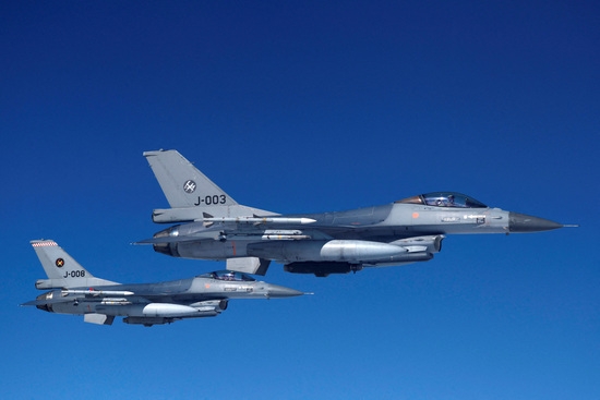 지난 7월 네덜란드 공군 F-16 전투기가 미디어 데이에 비행하고 있는 모습. 사진=로이터