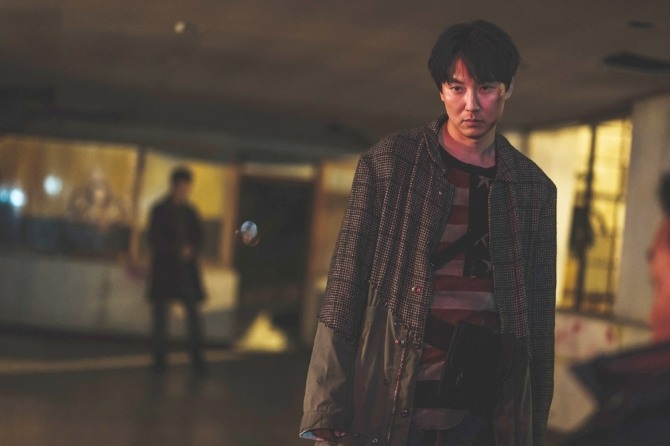 김남길이 지난 15일 개봉된 정우성 감독 영화 ‘보호자’ 출연 이후 넷플릭스 시리즈 ‘도적: 칼의 소리’에서도 열연했다. 26일에는 모아담다 모델 발탁 소식까지 전했다. 사진은 영화 ‘보호자’ 스틸컷. 사진=에이스메이커무비웍스