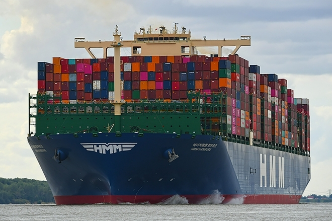 세계 최대 컨테이너선 2만4000TEU급 ‘HMM 함부르크’호가 중국 옌톈항에서 만선으로 출항하고 있다. 사진=HMM