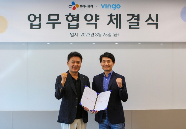 지난 25일 서울시 마포구 상암동 CJ프레시웨이 본사에서 강연중 CJ프레시웨이 영업본부장(왼쪽)과 빙고 이진구 대표가 무인 판매 플랫폼 확대를 위한 업무협약 체결 후 기념사진을 촬영하고 있다. 사진=CJ프레시웨이
