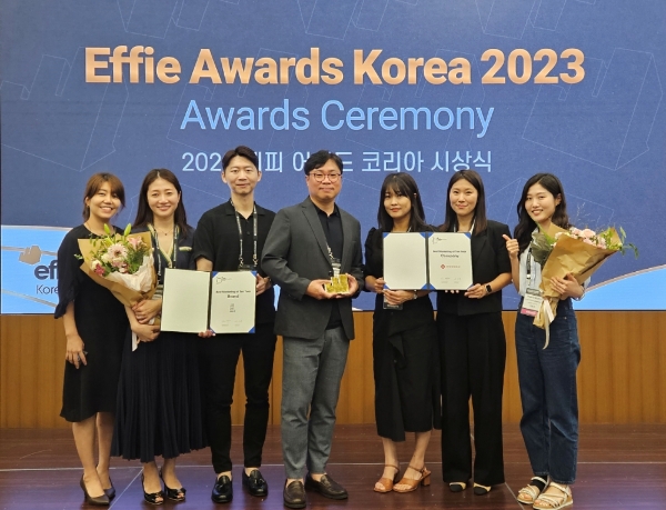 윤종혁 롯데칠성음료 주류 마케팅 부문장(가운데) 및 소주BM팀, 콘텐츠 마케팅팀 팀원들이 수상 후 기념사진을 촬영하고 있다. 사진=롯데칠성음료