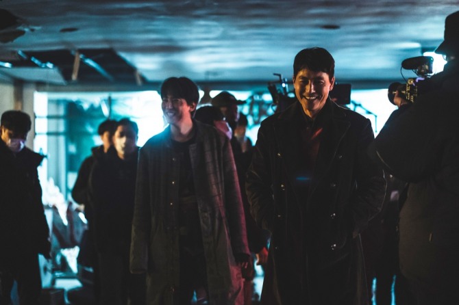 김남길 정우성 모습. 배우 정우성의 (장편)감독 데뷔작 영화 ‘보호자’ 제작사와 배급사가 촬영장 분위기를 엿볼 수 있는 현장 비하인드 스틸컷을 최근 공개했다. 사진=에이스메이커무비웍스