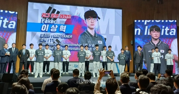항저우 아시안게임 e스포츠 국가대표 출정식에서 감독·선수들이 모두 무대에 선 모습. 영상으로 리그 오브 레전드(LOL)의 '페이커' 이상혁 선수가 소개되고 있다. 사진=이원용 기자