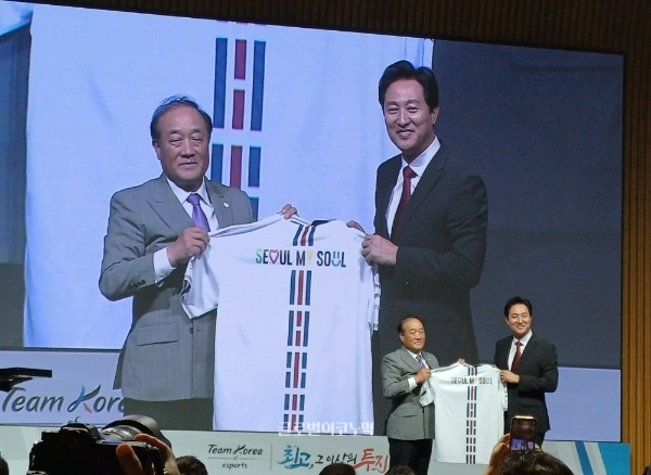 김영만 한국e스포츠협회장이 오세훈 서울특별시장에게 e스포츠 국가대표 유니폼을 전달하고 있다. 사진=이원용 기자