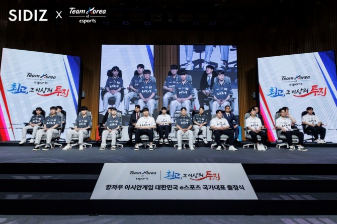프리미엄 게이밍 의자 ‘GC PRO’에 앉아 인터뷰를 하는 대한민국 e스포츠 국가대표팀  /사진=시디즈