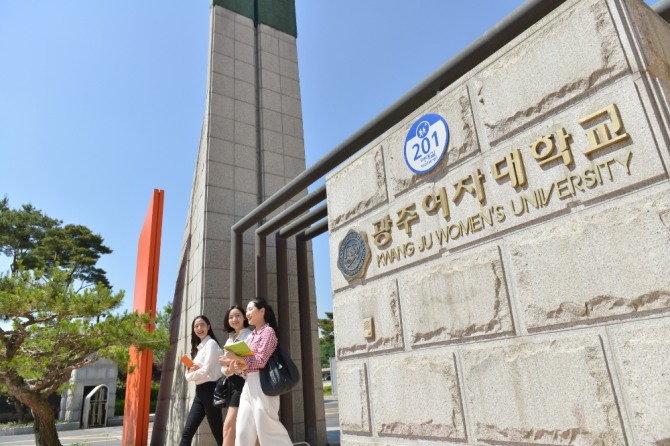 광주여자대학교(총장 이선재) 항공서비스학과는 최근 7월~8월 간 진행된 항공사 국제선 승무원 중반기 공채에서 총 8명의 합격생을 추가 배출했다고 29일 밝혔다. 사진=광주여자대학교