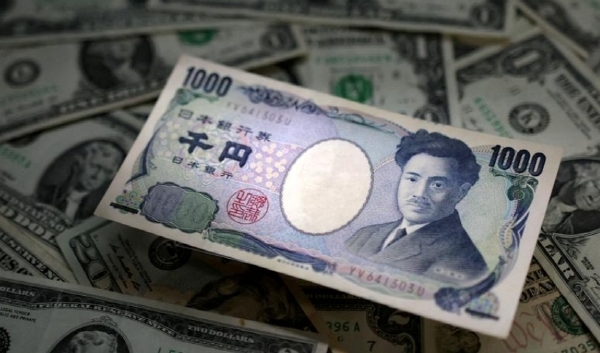일본 천엔 지폐와  각종 달러 지폐. 사진=로이터