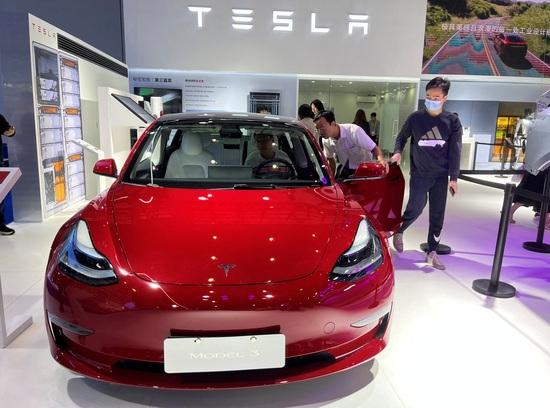 지난 4월 중국 하이난성 하이커우에서 열린 제3회 중국 국제 소비재 박람회에서 방문객들이 테슬라 모델3 전기 자동차를 살펴보고 있다. 사진=로이터