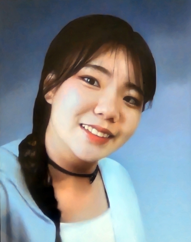 고 김혜빈 씨 영정사진. 분당 칼부림(흉기난동)사건 피의자 최원종이 몰던 차에 치여 뇌사 상태에 빠진 뒤 25일 만에 사망한 피해자 고 김혜빈(20) 씨 빈소에 29일부터 추모 발길이 이어지고 있다. 김혜빈 씨 유족은 “(범인)최원종보다 혜빈이가 더 알려지고 기억되길 바란다”며 고인 이름과 영정사진을 이날 공개했다. 사진=연합 
