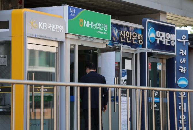 서울 시내에 설치돼 있는 주요 은행들의 ATM 모습. 사진=연합뉴스