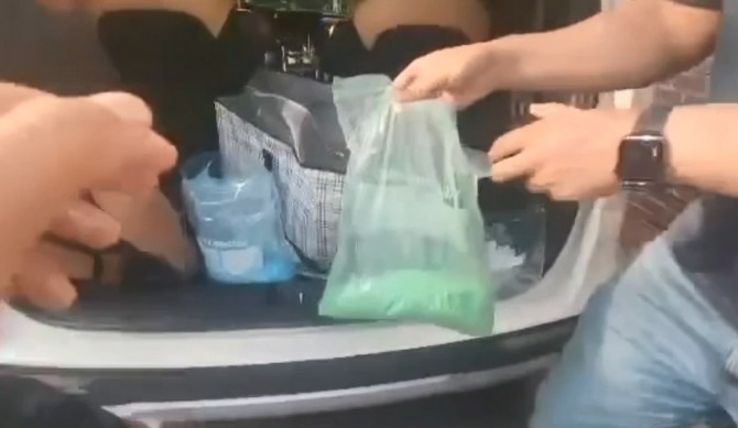 용산경찰서가 6일 마약 제조 및 유통책 검거와 관련, 일당 차량 압수수색 영상을 공개했다. 사진은 마약사범 일당의 차량에서 발견된 엑스터시(비닐 안에 든 초록색 가루). 사진=용산경찰서 제공/뉴시스