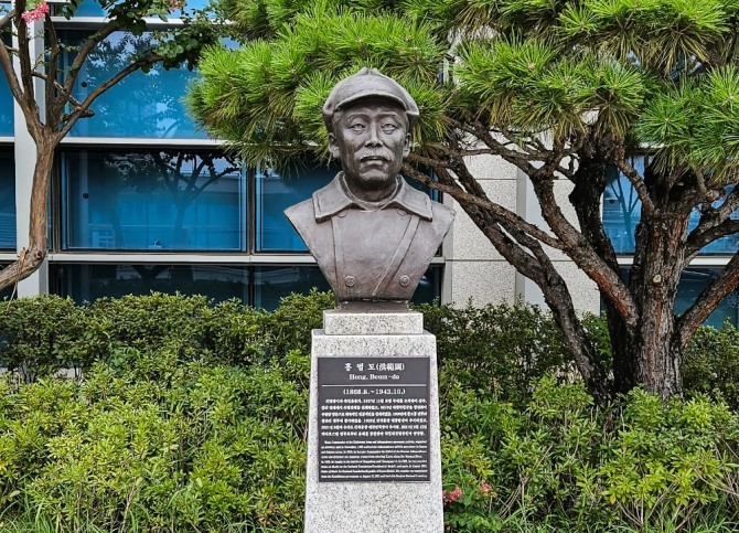 국방부가 육군사관학교 내에 설치된 고(故) 홍범도 장군 흉상을 포함한 국방부 청사 앞에 설치된 흉상도 필요시 이전을 검토하고 있다고 밝혔다. 사진은 지난 28일 서울 용산구 국방부 청사 앞에 설치된 고(故) 홍범도 장군 흉상 모습. 사진=뉴시스