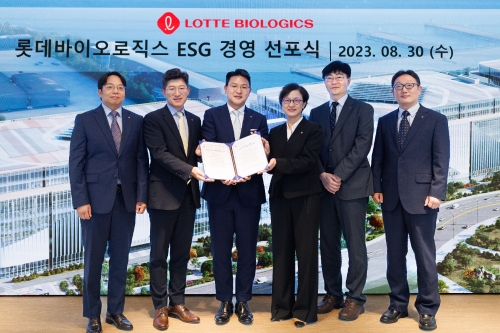 롯데바이오로직스 ESG 경영선포식 기념촬영식을 가졌다. 왼쪽부터 강주언 전략기획부문장, 유형덕 사업운영부문장, 이원직 대표이사, 김경은 Global BD부문장, 조성욱 롯데지주 ESG팀 상무, 하종수 경영지원부문장. 사진=롯데바이오로직스