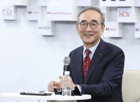 KT는 전날 임시 주총을 열고 새 대표이사로 김영섭 전 LG CNS 사장을 선임했다. 지난 3월 28일 구현모 전 대표가 일신상의 사유로 대표이사직 사퇴 의사를 밝힌 지 약 5개월여 만이다. 김영섭 신임대표 모습. 사진=KT