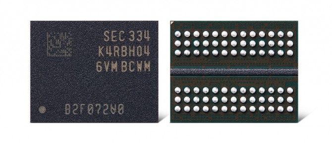 삼성전자는 업계 최초 12나노급 32Gb DDR5 D램을 개발했다고 밝혔다. 사진은 삼성전자가 공개한 12나노급 32Gb DDR5 D램. 사진=삼성전자