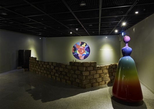 양순열의 입체작 <오똑이>, 평면작 <현현(玄玄)>과 흙담설치(문갤러리)