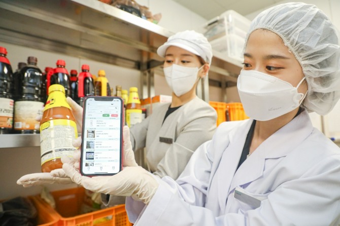 현대그린푸드에서 운영 중인 단체급식 사업장에서 직원이 스마트폰으로 식자재를 검수하고 있다.  /사진=현대그린푸드