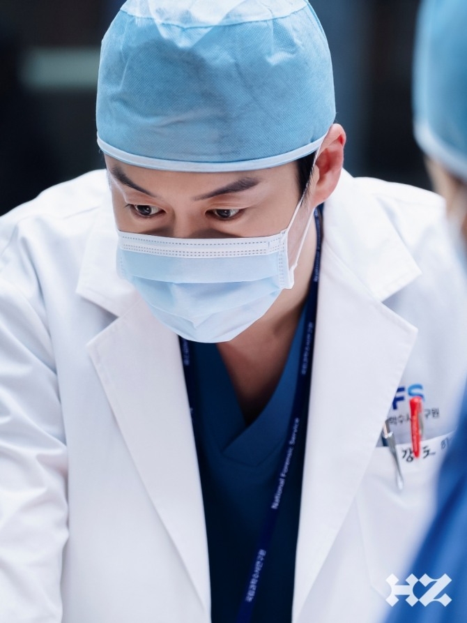 ‘소방서 옆 경찰서’ 시즌2 강도하 역을 맡은 배우 오의식(사진) 열연에 관심이 쏠린다. 오의식은 지난 4일 방송을 시작해 현재 방영 중인 SBS 금토드라마 '소방서 옆 경찰서 그리고 국과수'(소방서 옆 경찰서 시즌2·소옆경2·소경국)에서 국과수 팀장 강도하 역으로 맹활약하고 있다. 사진=SBS '소방서 옆 경찰서 그리고 국과수', 하이지음스튜디오