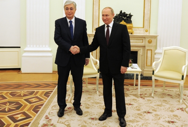 중앙아시아의 대표적인 국가 카자흐스탄의 카심조마르트 토카예프 대통령(왼쪽)이 블라디미르 푸틴 러시아 대통령과 악수하고 있다. 사진=러시아 대통령실 공식 X(트위터)