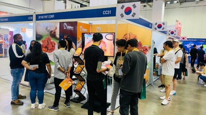 8월 17~19일 개최된 싱가포르 최대 박람회 FLAsia 2023에서 현지 참관객들이 한국관을 둘러보고 있다. /사진=한국프랜차이즈산업협회