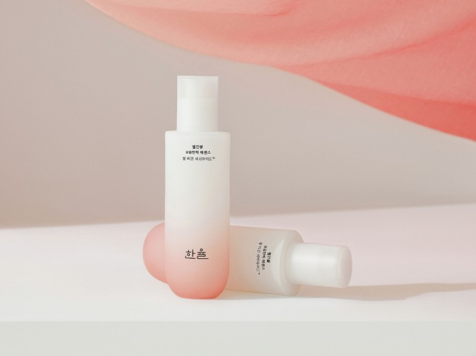 한율 빨간쌀 보습탄력 에센스 제품  /사진=한율