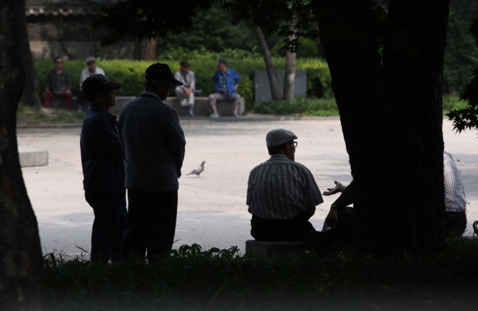 일 고용노동부와 금융감독원에 따르면 현재 41개 금융기관이 정부로부터 승인받은 306개 디폴트옵션 상품 중 300개 상품이 판매 중이며 적립 금액은 지난해 말 기준 12조5520억원으로 3개월 전 보다 7조4425억원 급증했다.지정 가입자 수는 479만 명으로, 같은 기간 88만명 늘었다. 사진=연합뉴스