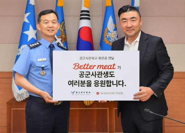 송현석 신세계푸드 대표(오른쪽)가 공군사관학교장 윤병호 중장과 기념촬영을 하고 있다. 사진=신세계푸드