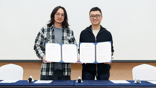 정우용 하이브IM 대표(왼쪽)와 '별이되어라2' 개발사 플린트의 김영모 대표. 사진=하이브IM·플린트