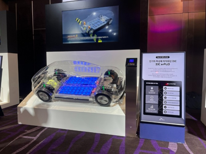 전기차용 윤활유 ZIC가 전기차 모형 안에서 구동되는 모습. 사진=김정희 기자