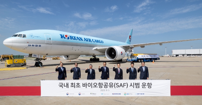 좌측부터 조성배 대한항공 자재 및 시설부문 총괄, 이수근 한국공항 대표, 전형욱 인천국제공항공사 인프라본부장, 유경수 국토부 항공안전정책관, 유법민 산자부 자원산업정책국장, 황인하 한국석유관리원 연구처장, 김창수 GS칼텍스 M&M 본부장 등 관계자들이 기념 사진을 촬영하는 모습. 사진=대한항공