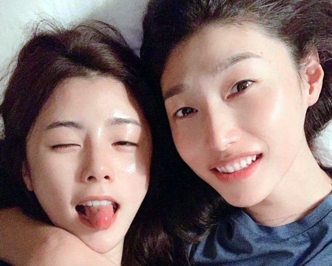 이다영이 또다시 김연경을 저격 글을 올렸다. 이다영은 5일 자신의 인스타그램에 김연경과 찍은 사진을 올리면서 “대표팀에서 반복적으로 했던 성희롱, 흥국생명에서 했던 왕따와 직장 폭력, 갑질 행위를 인정하고 공식적으로 사과문을 올리면 가장 숨기고 싶어 하는 그것만은 영원히 비밀로 해주겠다”라고 썼다. 사진은 이다영 김연경(오른쪽). 사진=이다영 인스타그램 