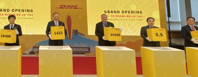 5일 인천공항 화물터미널 지역에서 열린 ‘인천공항 DHL 화물터미널 확장 오픈 기념식’에서 인천국제공항공사 이학재(맨 오른쪽) 사장 및 참석자들이 기념촬영을 하고 있다. 사진 왼쪽부터 권혁진 서울지방항공청 청장, 한병구 DHL 코리아 사장, 션 월(Sean Wall) DHL Express 아시아태평양지역 네트워크 및 항공운영 총괄부사장, 김재일 인천본부세관장, 이학재 인천국제공항공사 사장