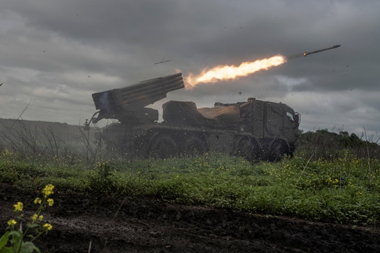 우크라이나 도네츠크 지역 아브디브카(Avdiivka) 마을 근처에서 러시아가 우크라이나를 공격하는 가운데 제55독립포병여단의 우크라이나 군인들이 러시아군을 향해 뱀파이어 다연장 로켓 시스템을 발사하고 있다. 사진=로이터