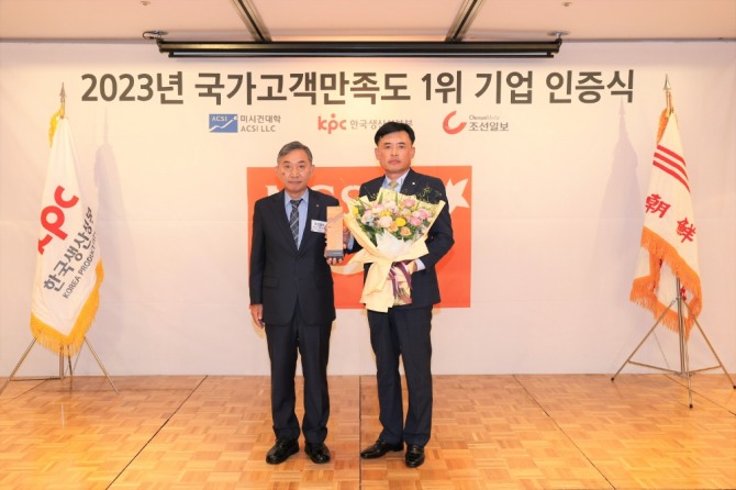 국가고객만족도 라면 부문 1위 인증식에서 홍준호 조선일보 대표(왼쪽), 황성만 오뚜기 사장(오른쪽)이 기념 사진을 촬영했다. 사진=오뚜기