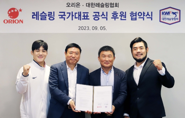 지난 5일 서울 용산구 오리온 본사 사옥에서 오리온이 대한레슬링협회와 ‘레슬링 국가대표 공식 후원 협약’을 체결했다. (왼쪽부터) 김현우 선수, 이승준 오리온 대표, 조해상 대한레슬링협회장, 남경진 선수. 사진=오리온