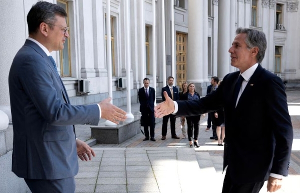 앤서니 '토니' 블링컨 미국 국무장관(오른쪽)이 6일 우크라이나에 깜짝 방문, 드미트로 쿨레바 외교장관과 악수하고 있다. 사진=로이터
