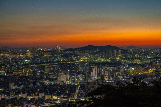 아차산 해맞이전망대에서 본 노을과 야경.사진=서울관광재단