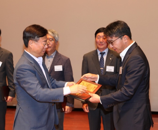 성남시 신상진 시장(왼쪽)이 NS홈쇼핑 사회공헌위원장 이상근 이사에게 감사패를 수여하고 있다.  /사진=NS홈쇼핑