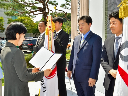 일동제약 청주공장장 이석준 상무(오른쪽에서 두 번째)가 한화진 환경부 장관으로부터 표창장을 받고 있다. 사진=일동제약