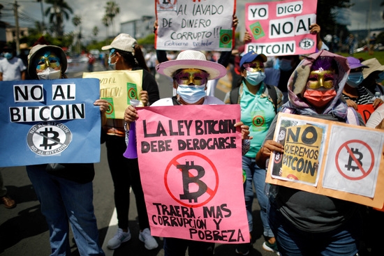 엘살바도르의 산살바도르에서 비트코인을 법정화폐로 사용하는 것에 반대하는 시위. 사진=로이터